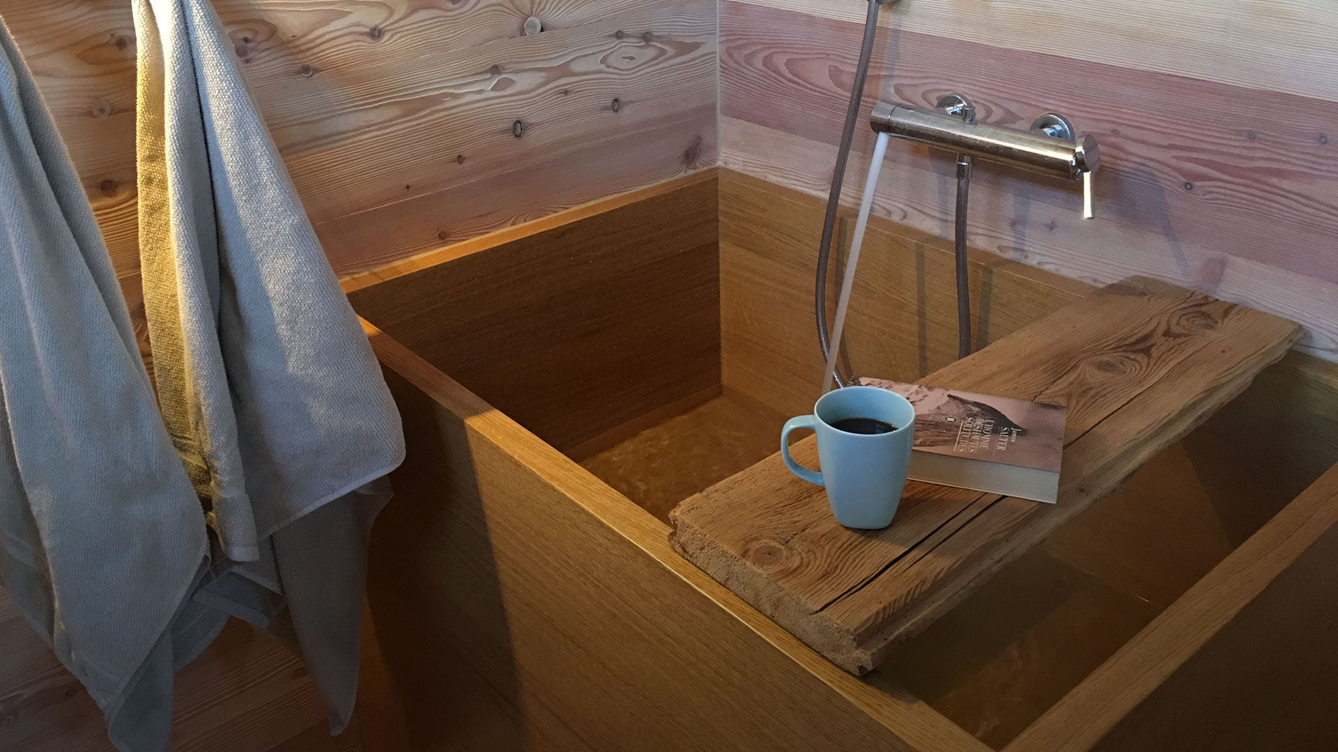 Exklusivität für Ihre individuelle Wohlfühl-Oase ✓ Kompetente Beratung vom  Badexperten ✓ - Unique Wood Design Holzbadewanne Gongo Sitzbadewanne aus  Holz UWD